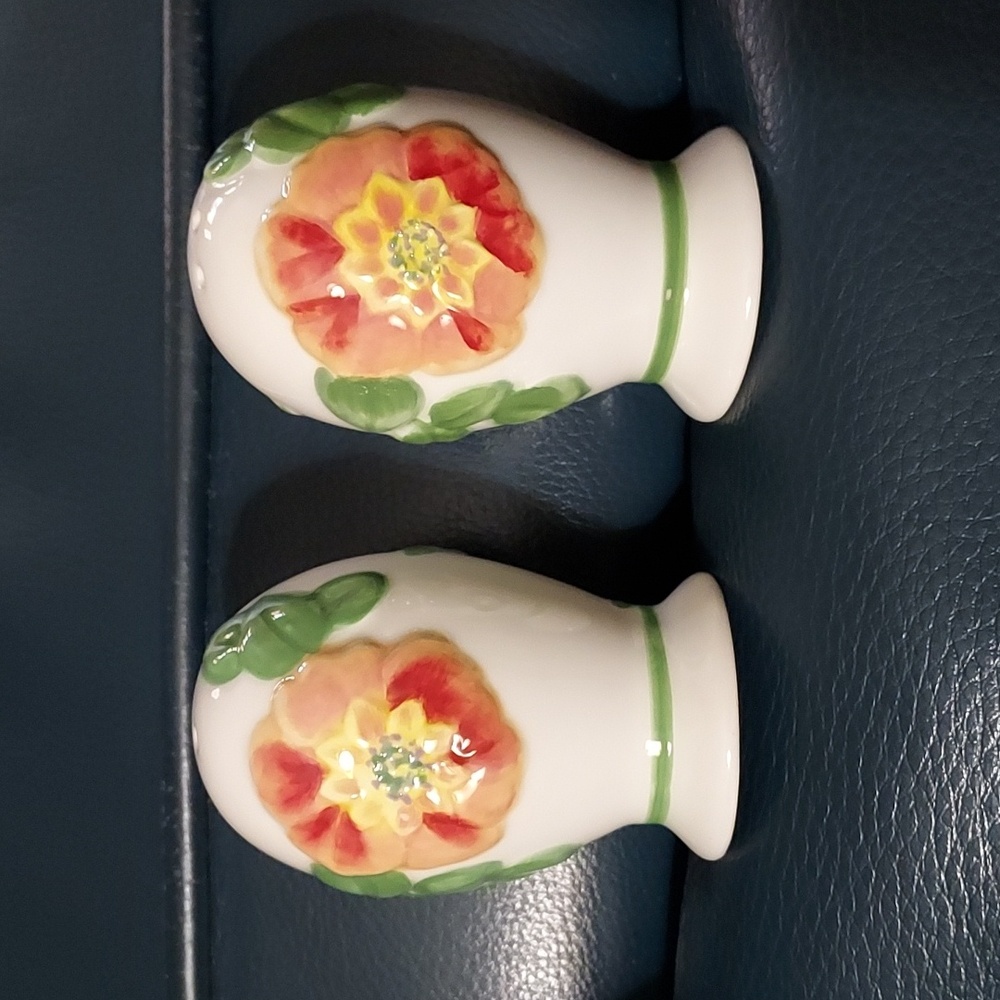 Salt And Pepper  2004 "Emma" Salt & Pepper By Pfaltzgraff